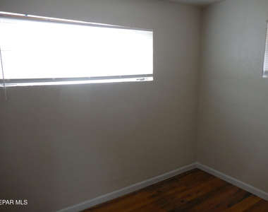 701 W Yandell Drive - Photo Thumbnail 11