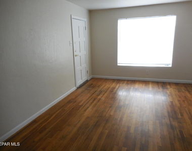 701 W Yandell Drive - Photo Thumbnail 1