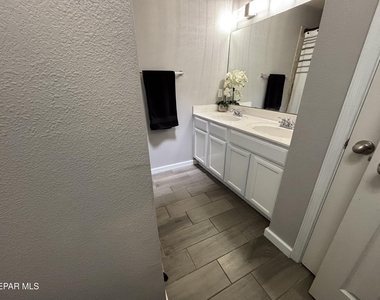 11008 Cattle Ranch Street - Photo Thumbnail 14