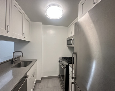 West 55th Street - Photo Thumbnail 4