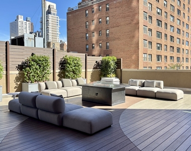East 59th Street - Photo Thumbnail 7