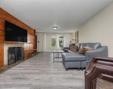 9326 Rivershore Drive - Photo Thumbnail 10