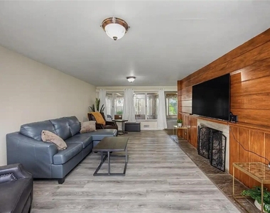 9326 Rivershore Drive - Photo Thumbnail 12