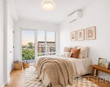 105 Rogers Avenue - Photo Thumbnail 6