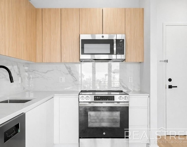105 Rogers Avenue - Photo Thumbnail 4