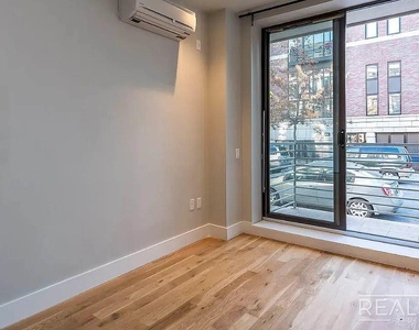 185 Leonard Street - Photo Thumbnail 5