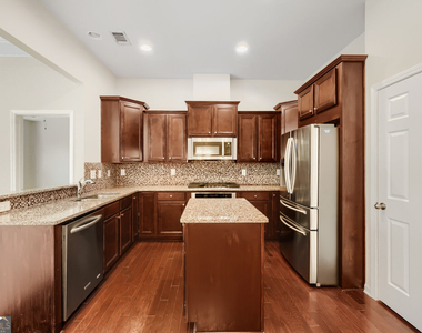 2444 Norwood Drive Se - Photo Thumbnail 5