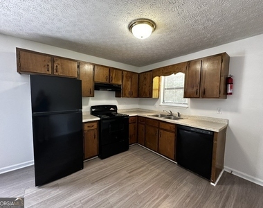 121 Lake Drive - Photo Thumbnail 2