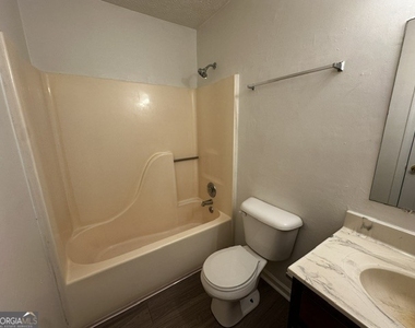121 Lake Drive - Photo Thumbnail 5