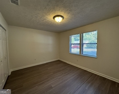 121 Lake Drive - Photo Thumbnail 3