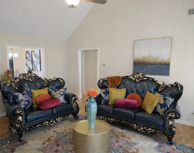 105 Redwood Drive - Photo Thumbnail 2