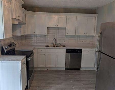 201 Peyton Place Sw - Photo Thumbnail 2