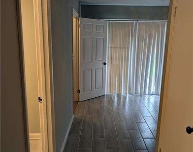 201 Peyton Place Sw - Photo Thumbnail 7