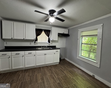 1539 Walnut Street - Photo Thumbnail 7
