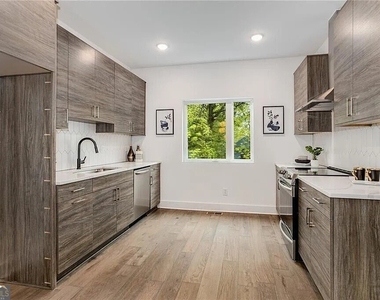1436 Walker Place Se - Photo Thumbnail 5