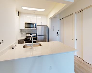 10 Hanover Square - Photo Thumbnail 1