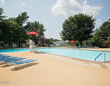 210 Tulip Lane - Photo Thumbnail 10