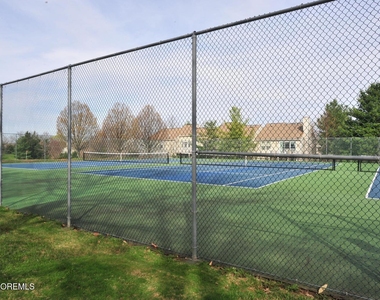 210 Tulip Lane - Photo Thumbnail 8