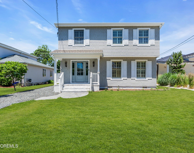 217 Howe Street - Photo Thumbnail 1