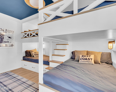 217 Howe Street - Photo Thumbnail 18