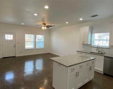 104 E Forest Avenue - Photo Thumbnail 4