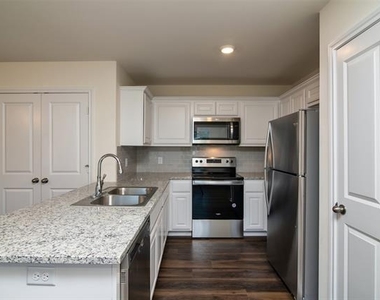201 S May Street - Photo Thumbnail 9