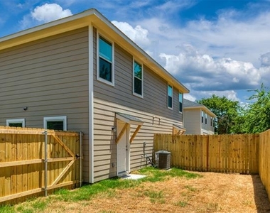201 S May Street - Photo Thumbnail 20