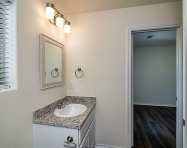 201 S May Street - Photo Thumbnail 17
