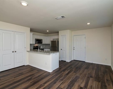201 S May Street - Photo Thumbnail 5