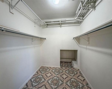 4500 Shadowridge Drive - Photo Thumbnail 7