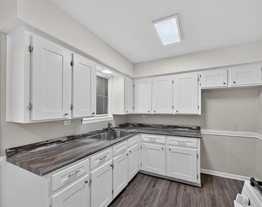 208 D Street - Photo Thumbnail 3