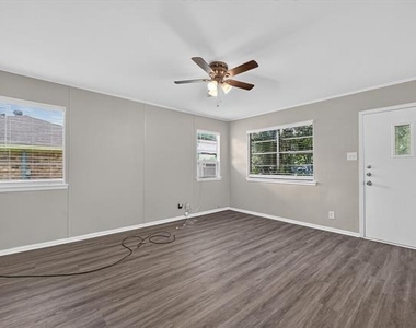 208 D Street - Photo Thumbnail 2