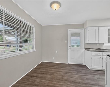 208 D Street - Photo Thumbnail 8