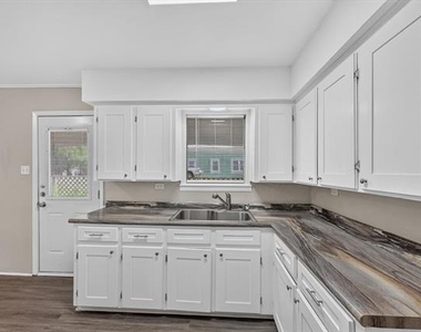 208 D Street - Photo Thumbnail 5