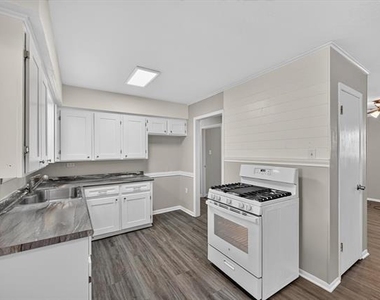 208 D Street - Photo Thumbnail 7