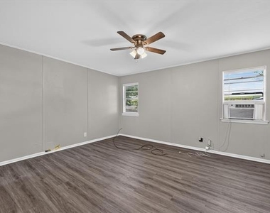 208 D Street - Photo Thumbnail 10
