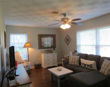 10905 Lake Gardens Drive - Photo Thumbnail 3