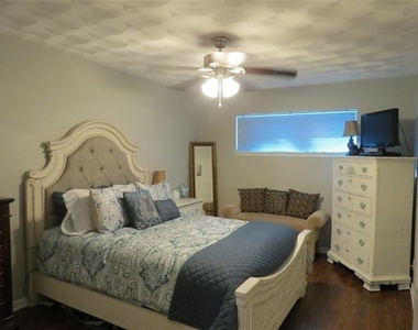 10905 Lake Gardens Drive - Photo Thumbnail 7