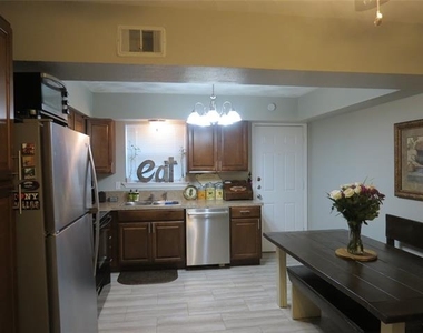 10905 Lake Gardens Drive - Photo Thumbnail 5