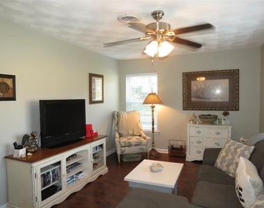 10905 Lake Gardens Drive - Photo Thumbnail 2