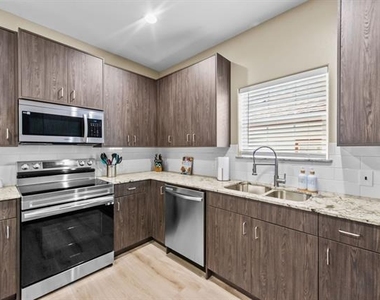 613 W Elm Street - Photo Thumbnail 9