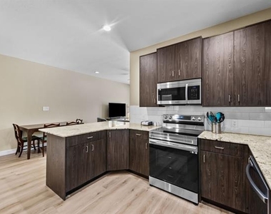 613 W Elm Street - Photo Thumbnail 10