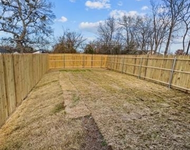 613 W Elm Street - Photo Thumbnail 23