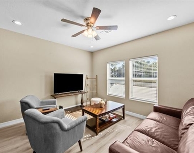 613 W Elm Street - Photo Thumbnail 4