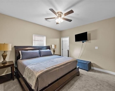 613 W Elm Street - Photo Thumbnail 17