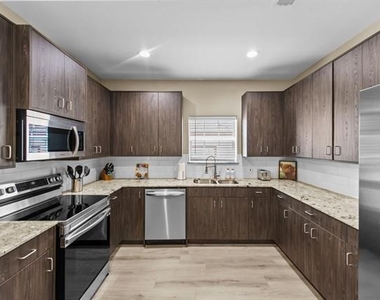 613 W Elm Street - Photo Thumbnail 11