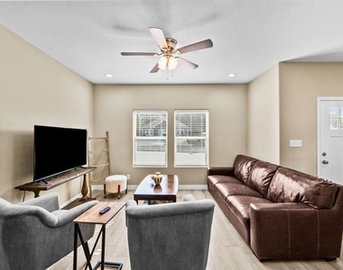 613 W Elm Street - Photo Thumbnail 5