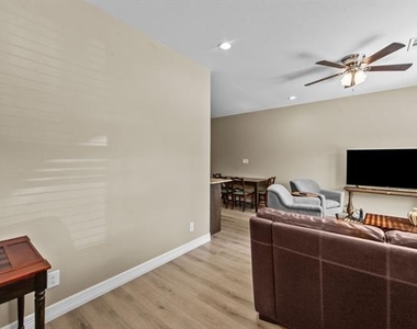 613 W Elm Street - Photo Thumbnail 3