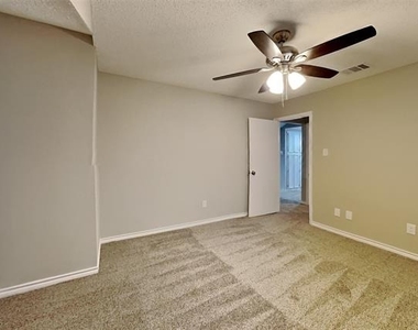 305 Hillside Court - Photo Thumbnail 10