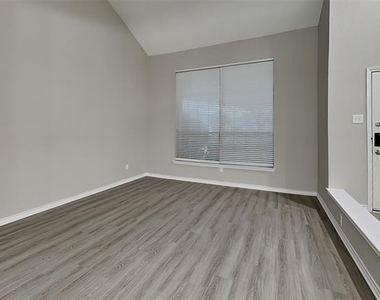 305 Hillside Court - Photo Thumbnail 14